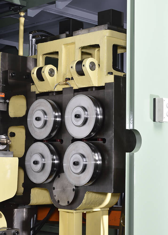 Hydraulic feeding roller table